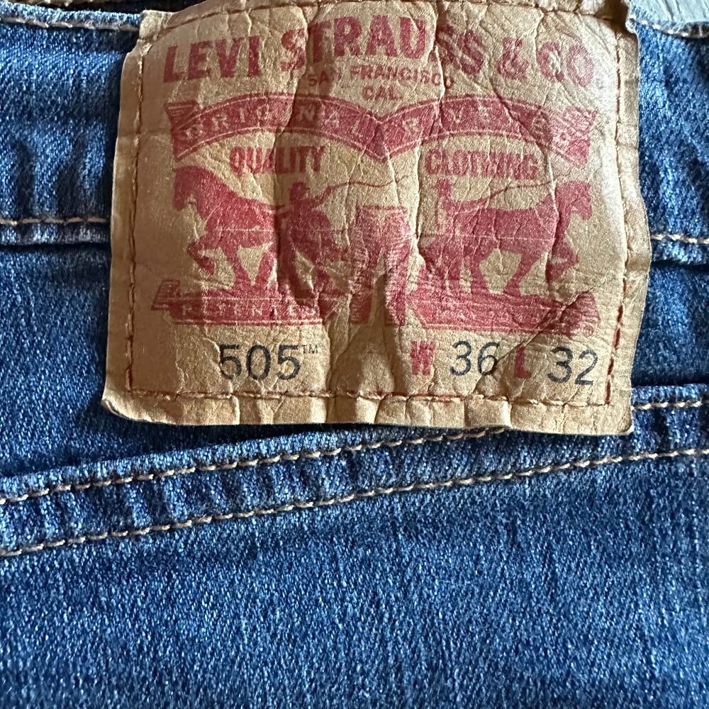 SOLD Levi's Men's 505 Regular Fit Denim Jeans - Barely Worn, Medium Wash - Picture 2 of 12